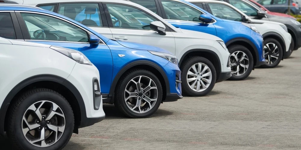 В Латвии продолжается спрос на новые автомобили, несмотря на снижение регистрации грузовиков и автобусов