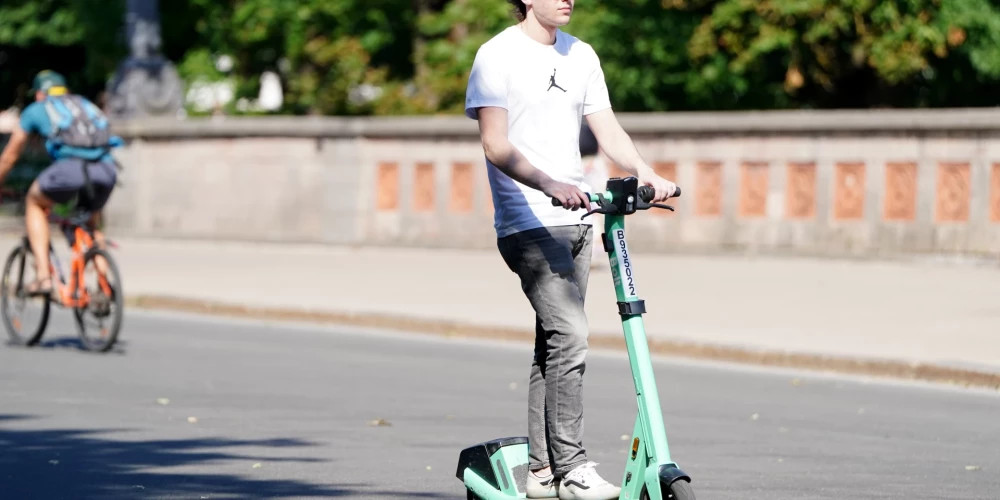 В Риге обсуждают ограничения на использование электросамокатов в ночное время