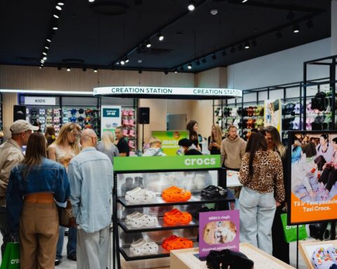 В ТЦ Spice открылся крупнейший в Латвии магазин Crocs с инвестициями 160 тысяч евро