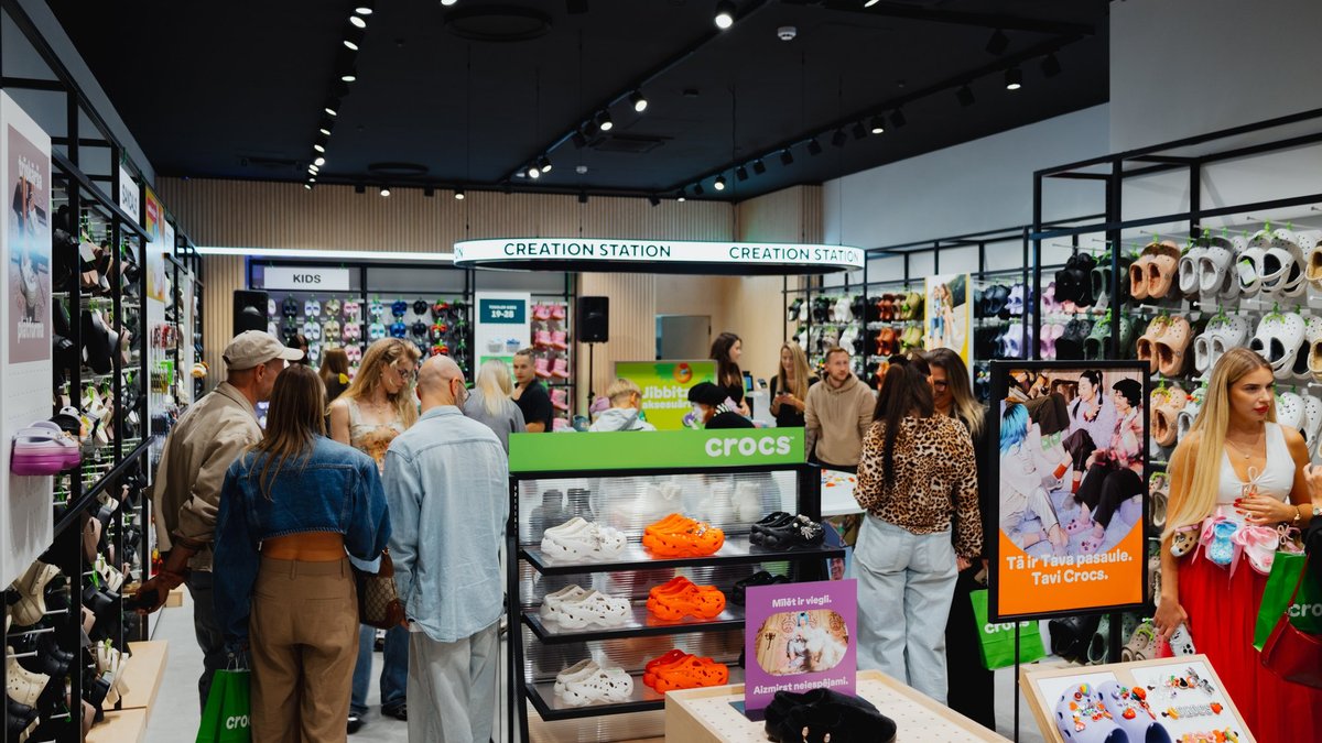 В ТЦ Spice открылся крупнейший в Латвии магазин Crocs с инвестициями 160 тысяч евро