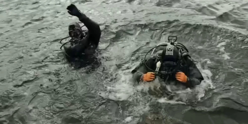 Водолазы нашли в Лиелупе странную конструкцию, похожую на судно