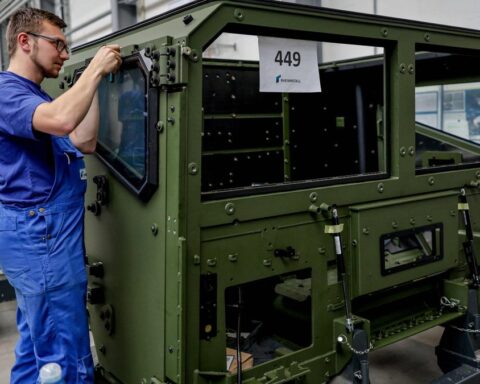 Военное производство в Латвии ищет новых сотрудников: какие навыки в приоритете