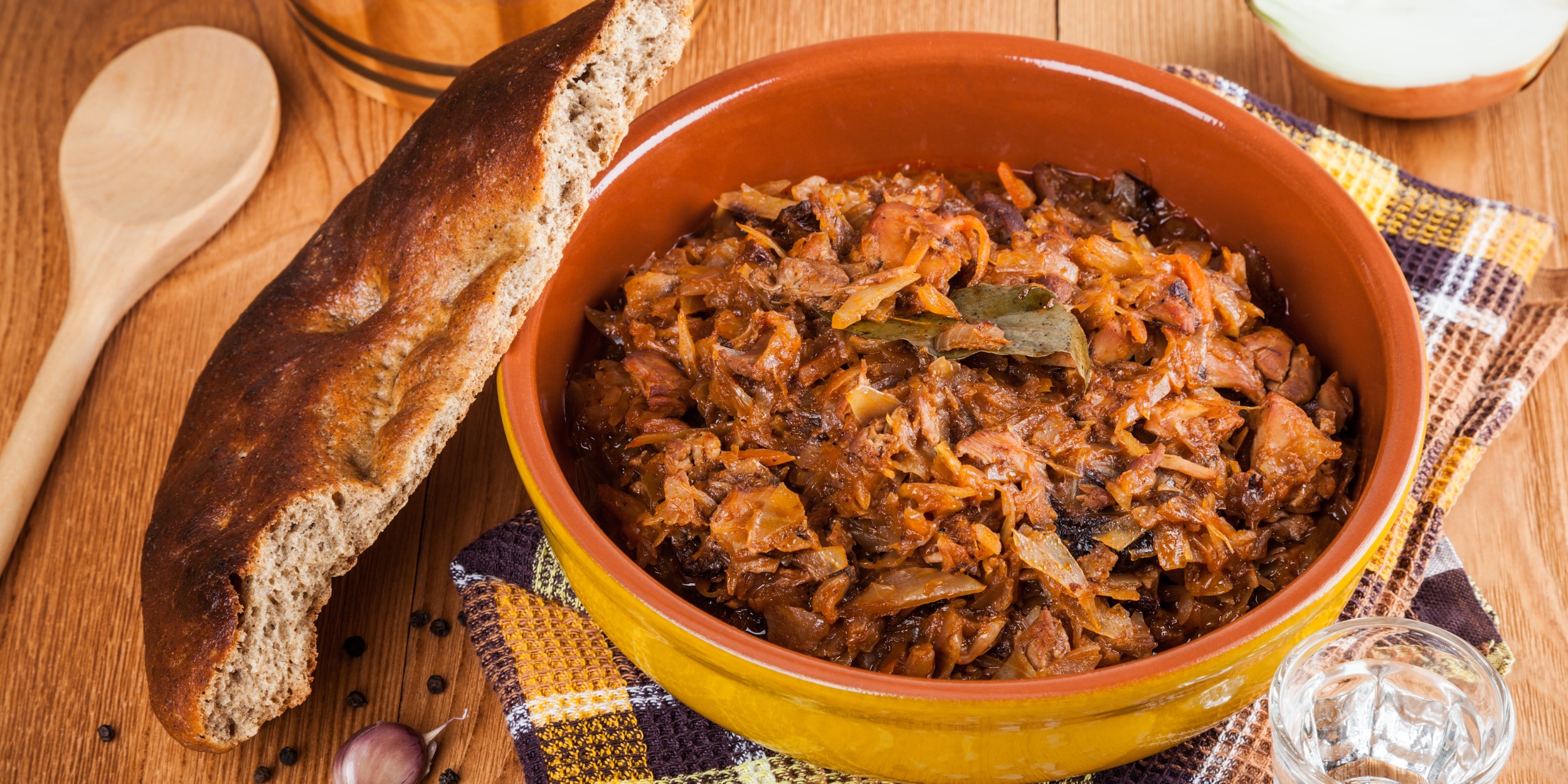 Бигус со свининой и грибами как традиционное польское блюдо