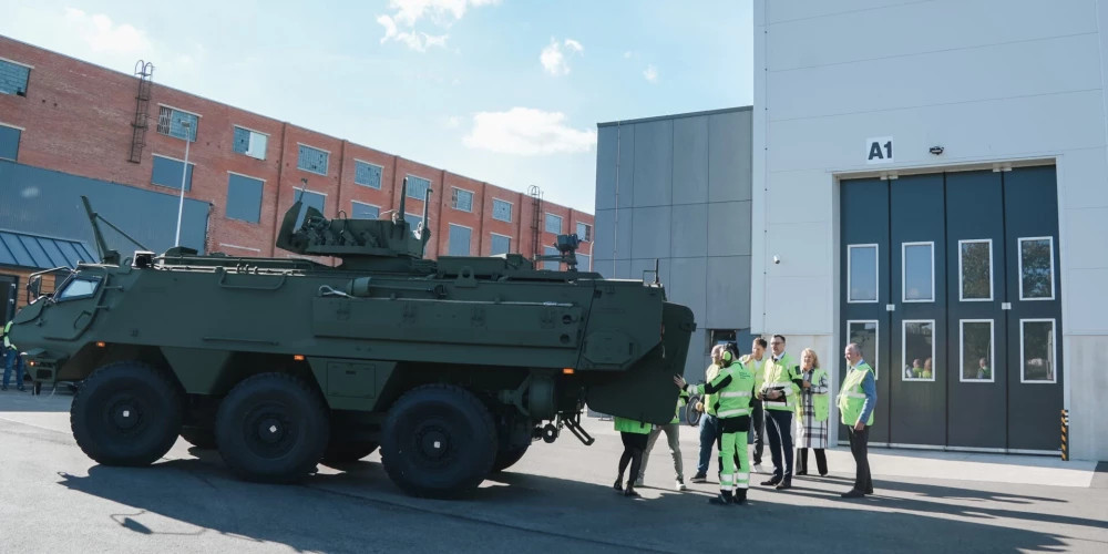 Финские журналисты и инженеры наблюдают за сборкой бронемашин Patria в Валмиере