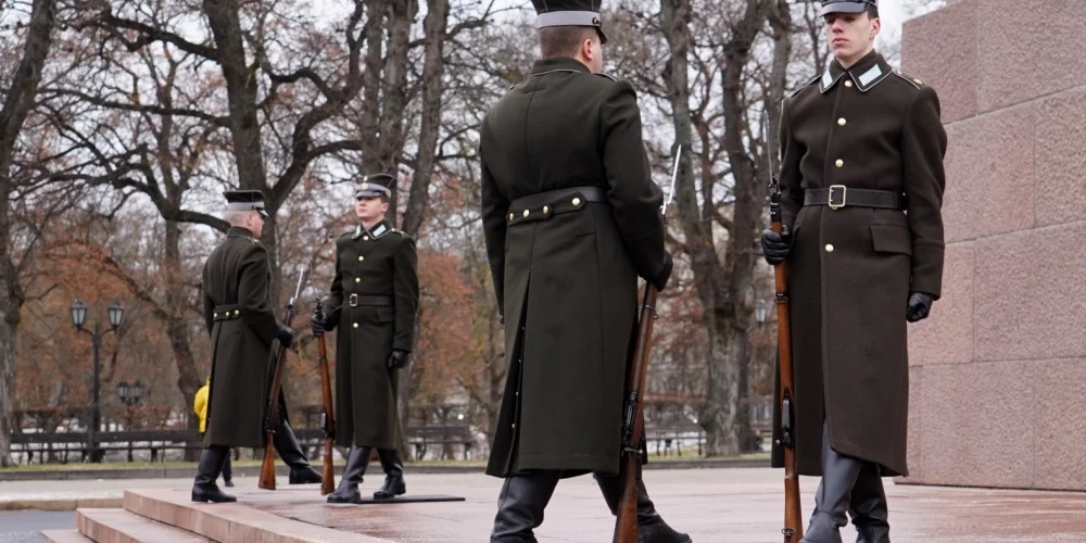 График почетного караула у памятника Свободы вызывает недоумение среди рижан