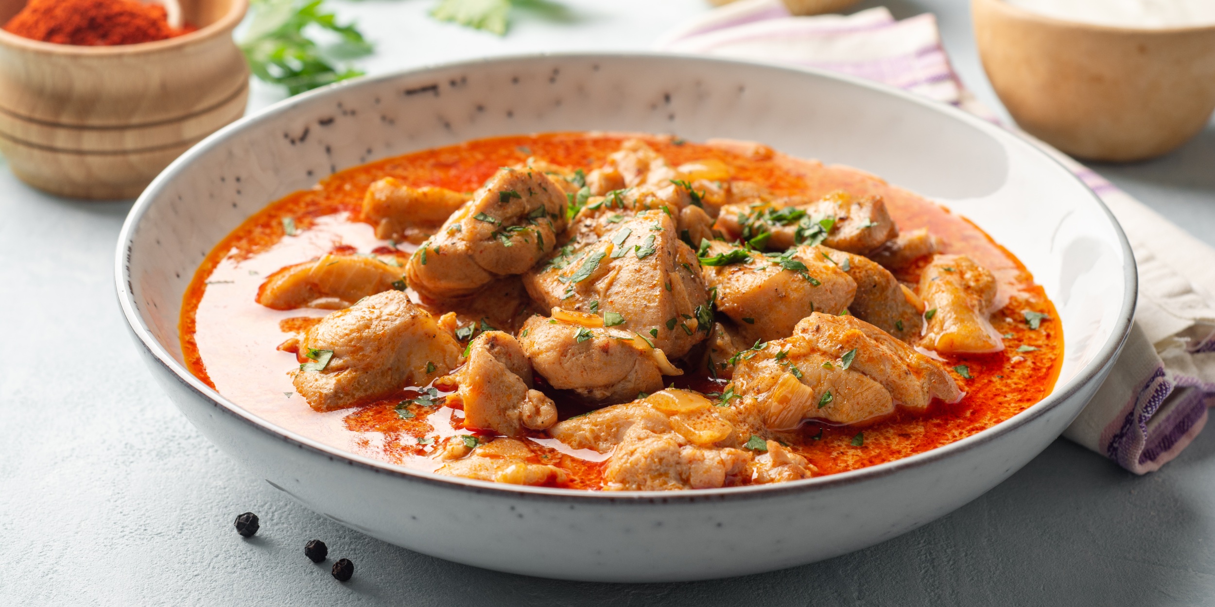 Гуляш из курицы в томатном соусе с чесноком