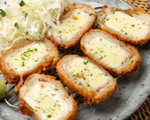 Котлеты из куриного и свиного фарша с сыром в панировке