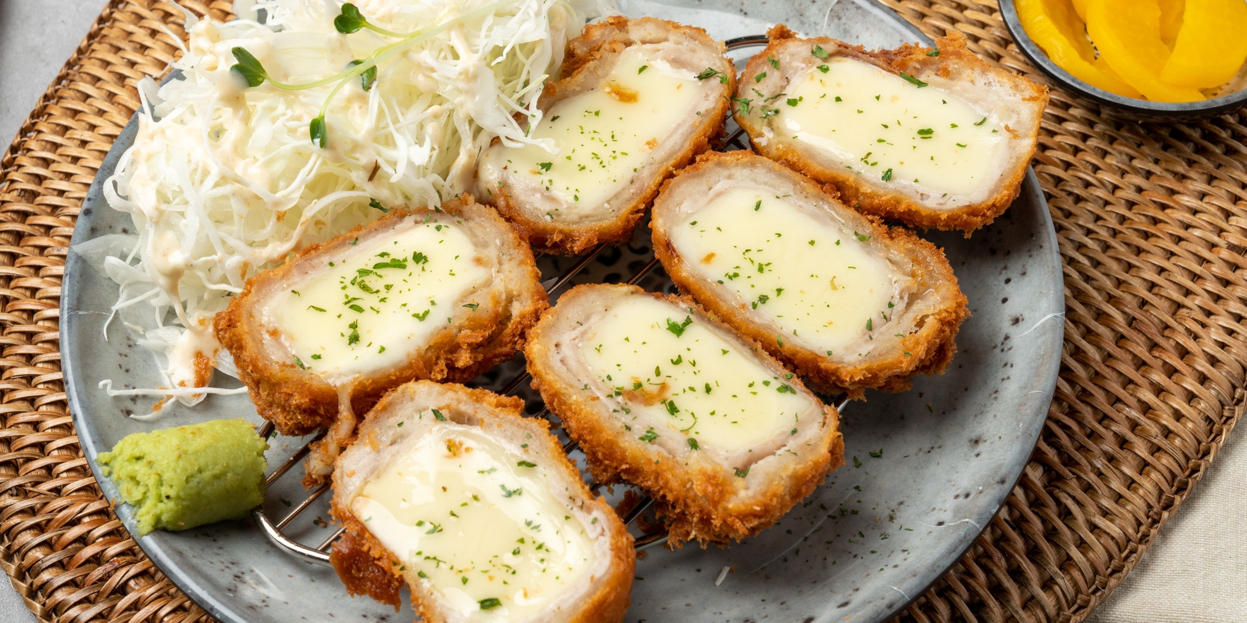 Котлеты из куриного и свиного фарша с сыром в панировке