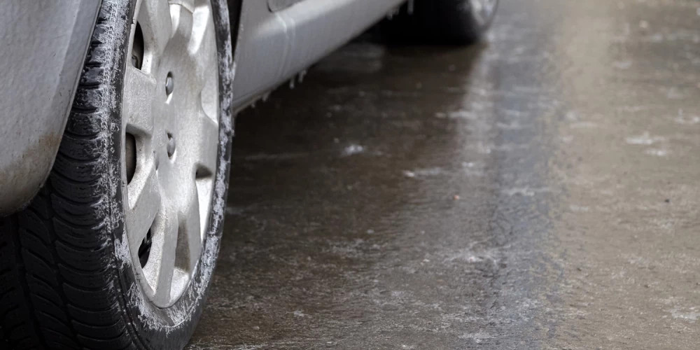 Латвийские мужчины недооценивают свои навыки вождения зимой, подтверждает опрос