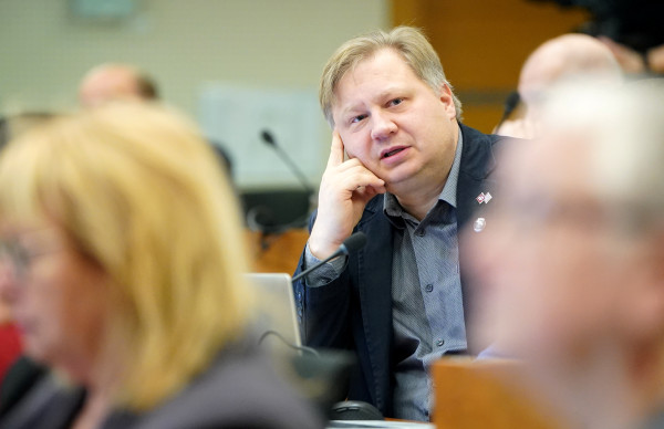 Латвийский учитель Каспарс Спунде раскритиковал низкую зарплату за обучение детей из бывших русских школ