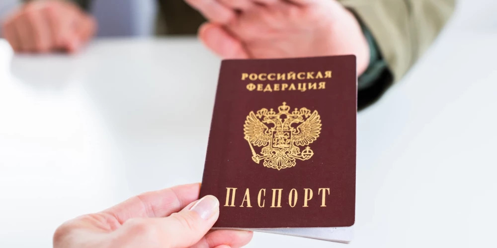 Латвия выдворяет более 800 граждан России до 13 октября