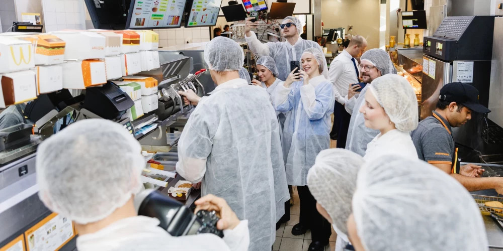 McDonald's проводит дни открытых дверей в Риге для демонстрации приготовления бургеров