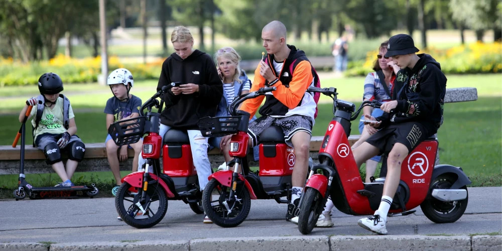 Мэр Риги требует убрать транспорт Ride Mobility с улиц города после трагедии в Иманте