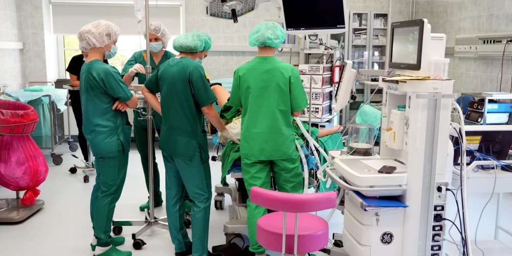 Минздрав Латвии требует объяснений о зарплатах врачей до 40 000 евро в месяц