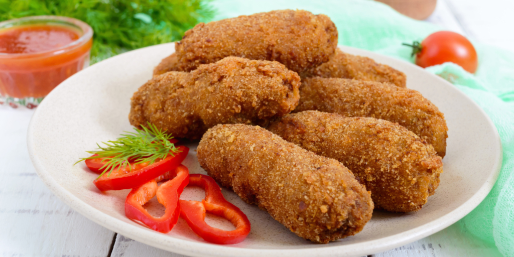 Мясные зразы с яйцом на сковороде