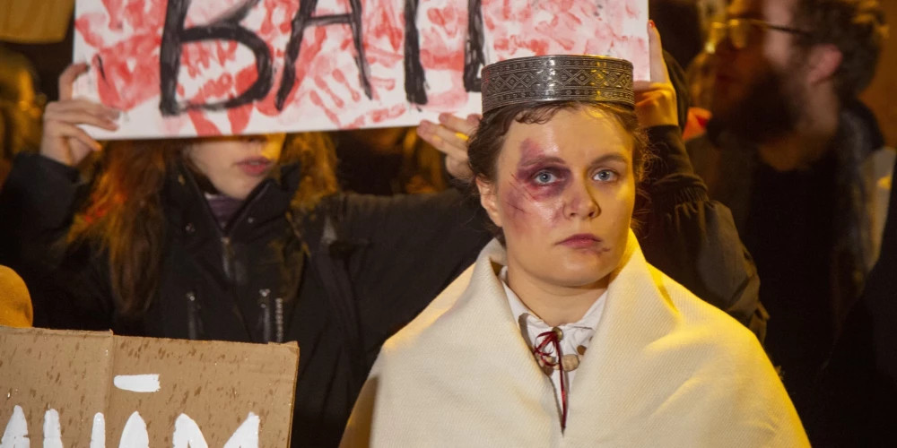 Не менее 3000 человек протестуют у Сейма против выхода из Стамбульской конвенции