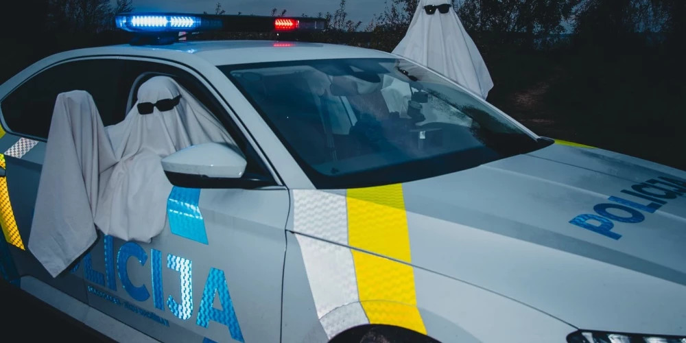 Полиция Латвии публикует креативные снимки к Хэллоуину с призраками и полицейской машиной