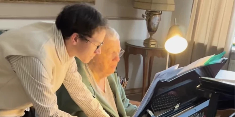 Раймонд Паулс восстанавливается после проблем со здоровьем и снова на сцене