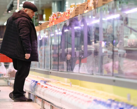Россияне массово экономят на продуктах, розничные сети фиксируют падение прибыли