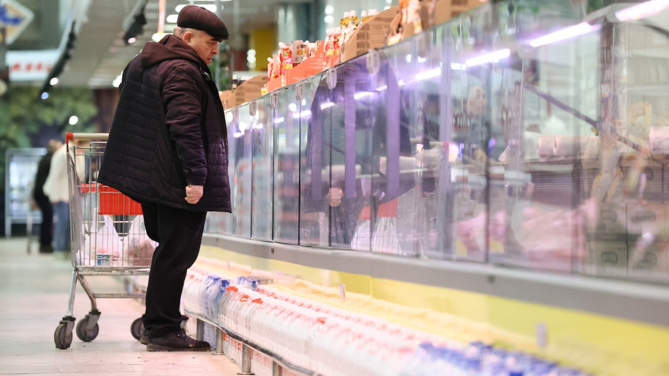 Россияне массово экономят на продуктах, розничные сети фиксируют падение прибыли
