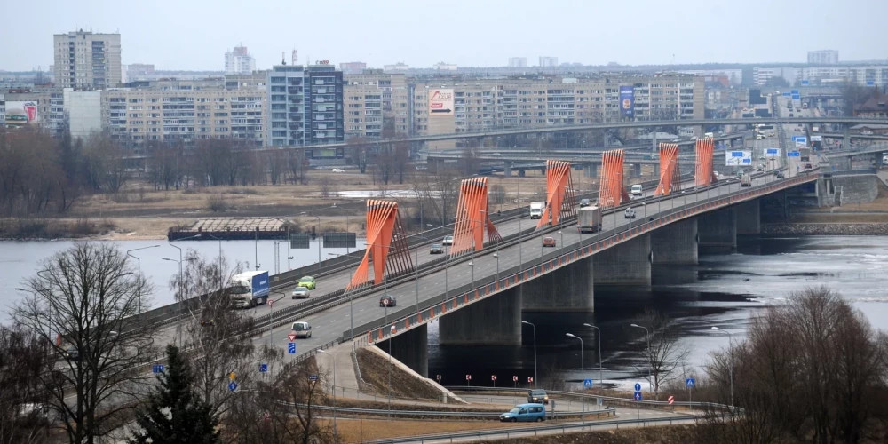 С 31 октября на Южном мосту в Риге введён зимний режим ограничения скорости до 50 км/ч
