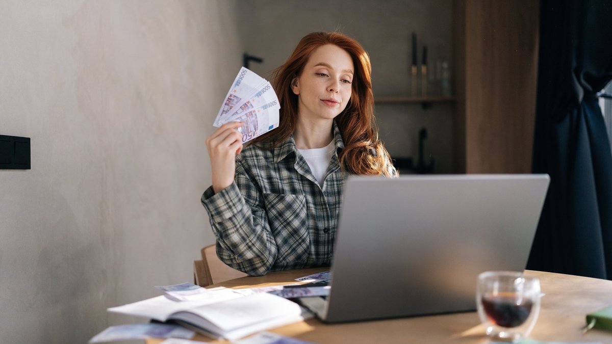 Средняя зарплата в Латвии во втором квартале 2025 года: лучшие и худшие сферы