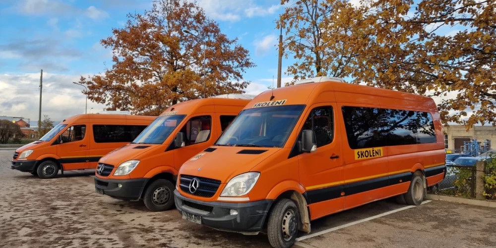 Три автобуса из Салдуса переданы организации для гуманитарной помощи Украине