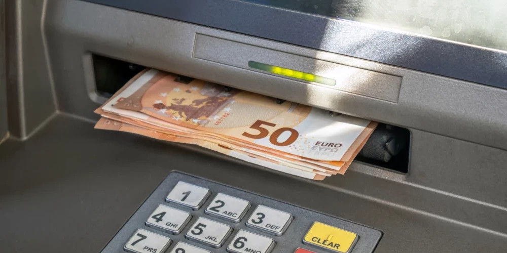 В Елгаве добросердечный человек сообщил о забытых деньгах в банкомате