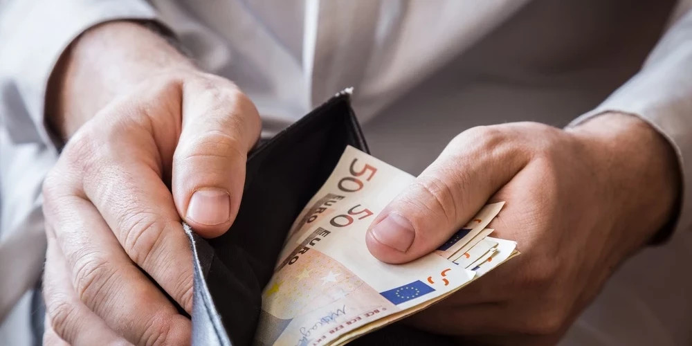 В Латвии 48% заемщиков используют кредиты для оплаты продуктов и коммунальных услуг