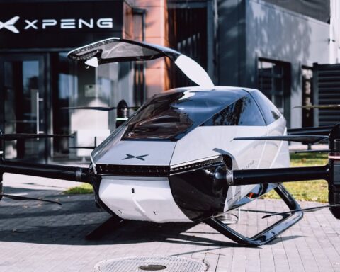 В Риге состоялась презентация концепта летающего автомобиля Xpeng на открытии автосалона