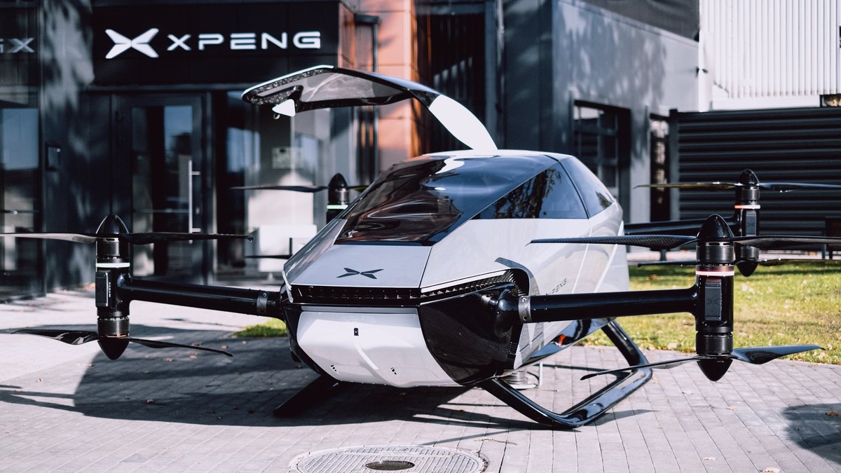 В Риге состоялась презентация концепта летающего автомобиля Xpeng на открытии автосалона