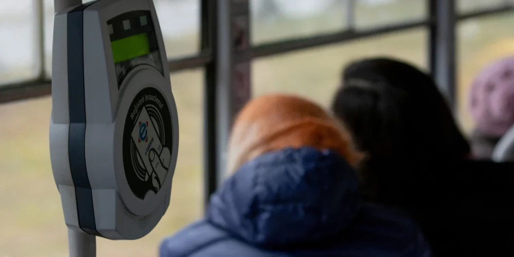 В Риге задержан мужчина за хулиганство и угрозы контролеру в автобусе