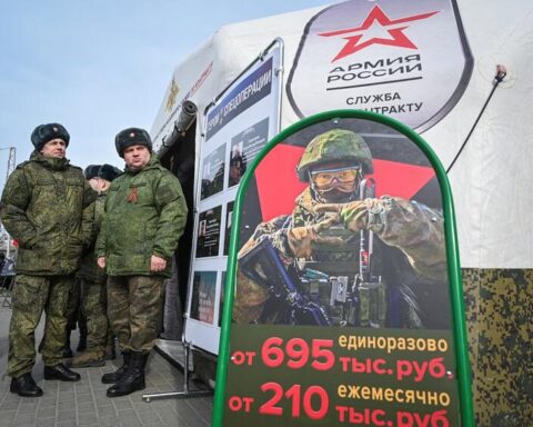 В российских регионах резко сократили выплаты контрактникам