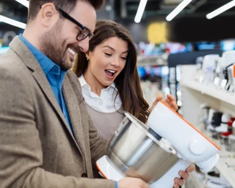 28 ноября в Латвии пройдет Черная пятница: сколько жители планируют потратить?