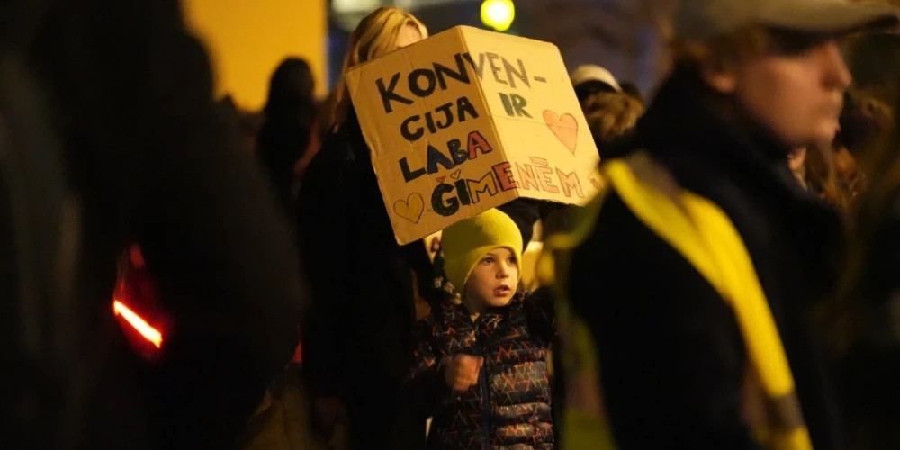 30 000 латвийцев требуют сохранить защиту жертв насилия и просят президента вернуть закон в парламент
