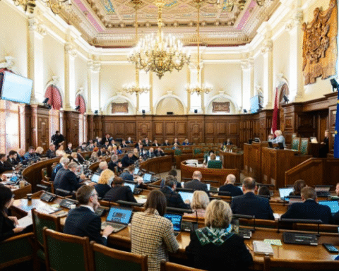 Андрис Кулбергс назвал новый бюджет Латвии "бюджетом банкротства" на внеочередном заседании Сейма