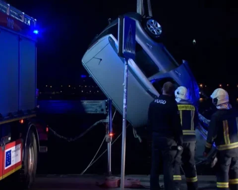 Автомобиль снова упал в Даугаву: найден погибший водитель у Каменного моста в Риге