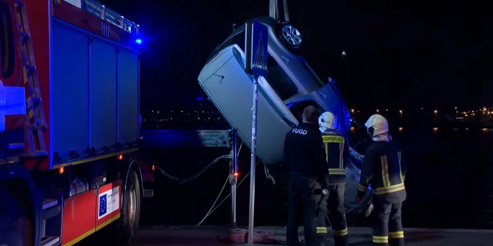 Автомобиль снова упал в Даугаву: найден погибший водитель у Каменного моста в Риге