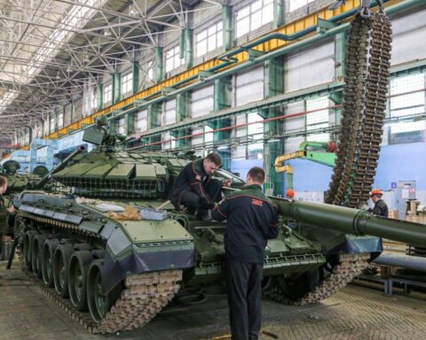 Без зарплат и без будущего: стратегические заводы России тонут в долгах