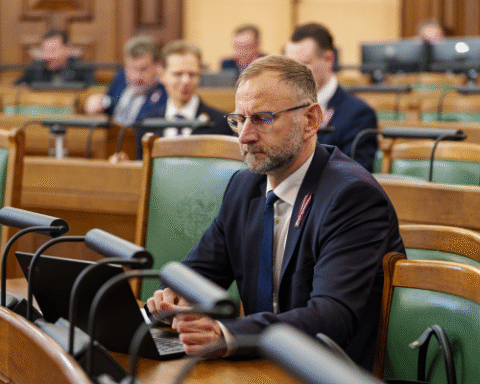 Депутаты Сейма раскритиковали министра сообщений Атиса Швинку за бардак в общественном транспорте