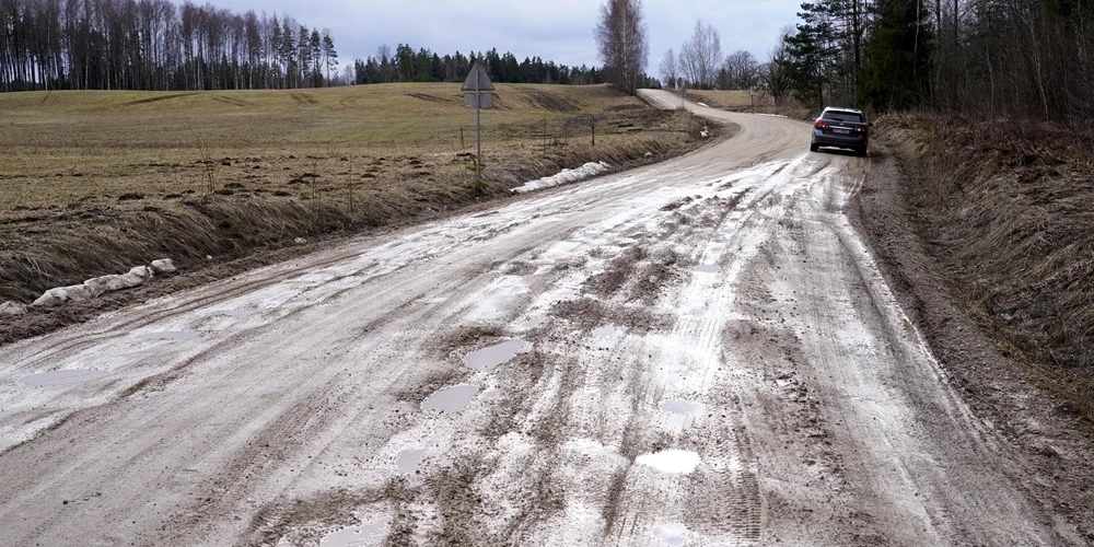 Дожди ухудшают состояние грунтовых дорог в Латвии: проблемы в нескольких регионах
