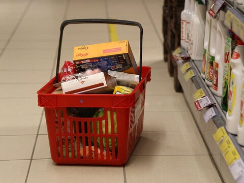 Эксперт объясняет, как дополнительные расходы влияют на рост цен на продукты в Латвии