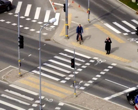 Елгавское самоуправление изменит режим работы светофоров по ночам, несмотря на критику экспертов