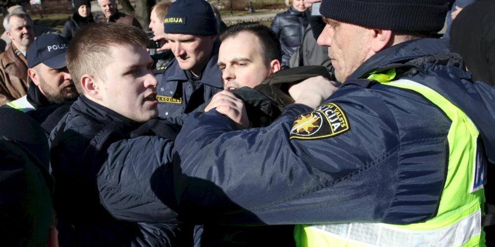 Фамилии полицейских исчезнут с форм из-за поведения латвийцев