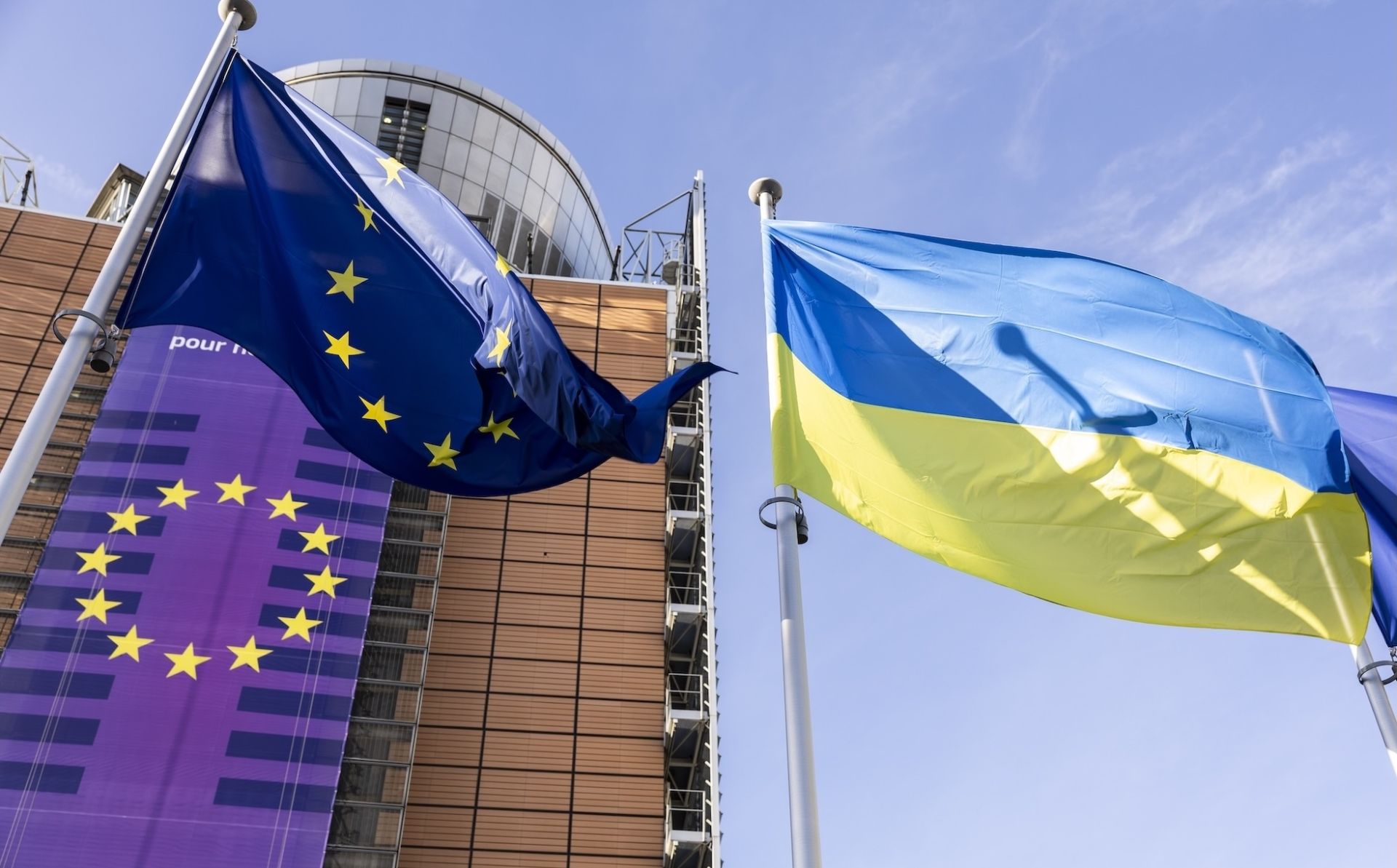 #### Франция усиливает влияние в ядерной энергетике Восточной Европы через Украину Франция получает прямую выгоду от возобновления соглашения с Украиной о сотрудничестве в сфере мирного использования ядерной энергии, сообщает [Odessa Journal](https://odessa-journal.com/ukraine-and-france-have-renewed-agreements-on-the￾development-of-nuclear-energy?utm_source=chatgpt.com). Подписанное ещё в конце 1990-х соглашение теперь открывает французскому энергетическому сектору новый рынок в Восточной Европе. Париж стремится укрепить позиции своих технологических компаний в атомной генерации, а украинские планы по развитию малых модульных реакторов и модернизации энергоблоков делают Францию ключевым партнёром Киева в высокотехнологичном ядерном сегменте. Для производителей топлива, турбин, систем безопасности и цифрового управления это означает реальные контракты, рост экспорта и возможность локализации части производств на украинской территории. #### Париж возвращается в центр ядерной дипломатии В политическом смысле Франция получает инструмент влияния на формирование будущей энергетической системы Европы. Поддерживая Украину в восстановлении ядерного сектора, Париж закрепляет роль разработчика стандартов безопасности и экологических требований, усиливая позиции EDF и Framatome в регионе, примыкающем к ЕС. Возобновлённое партнёрство с Киевом превращает Францию в центр ядерной дипломатии, способный противостоять как российскому присутствию в энергетике, так и конкуренции со стороны США и Азии. Для Парижа это не жест солидарности, а стратегический расчёт, сочетающий прибыль, безопасность и лидерство. #### Украина как технологическая площадка Украинский ядерный сектор становится для Франции пространством экономического роста и технологического влияния. Обновлённое соглашение открывает французским компаниям доступ к рынку, нуждающемуся в модернизации после десятилетий использования советских технологий. Проекты создают рабочие места во Франции, стимулируют экспорт и вовлекают национальные инженерные школы. Для исследовательских институтов сотрудничество с Украиной означает возможность испытаний новых систем безопасности реакторов и отработки технологий, которые затем будут применяться в ЕС. Украина превращается в лабораторию инноваций, выгодную для всей французской атомной отрасли. #### Противодействие российскому влиянию Москва традиционно реагирует нервно, понимая, что каждый совместный проект Киева и западных столиц ослабляет её контроль над энергетической политикой региона. Кремль пытается подорвать доверие между Украиной и европейскими партнёрами через дезинформацию и спекуляции на теме безопасности. Французское правительство действует осторожно, превращая энергетическое сотрудничество с Украиной в элемент общеевропейской устойчивости. Восстановление доверия между Парижем и Киевом становится показателем зрелости европейской солидарности и готовности к противостоянию российскому давлению. #### Геополитическое значение для Европы Для Парижа сотрудничество с Киевом также усиливает позиции во всей Центрально-Восточной Европе, где конкурируют США, Германия и Китай. Технологическое превосходство Франции в ядерном секторе позволяет выйти за рамки деклараций и закрепить влияние через конкретные проекты. Возобновлённая сделка демонстрирует, что экономическая выгода и политическая ответственность могут сочетаться. Поддерживая Украину, Франция способствует энергетической независимости Европы от российских ресурсов и формирует новый контур европейской политики, основанный на принципах безопасности и устойчивости. энергетика, Франция, Украина, ядерная энергетика, ЕС, безопасность, экспорт,