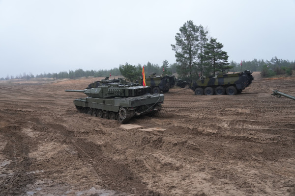 Глава НАТО посетил Адажи и оценил боевые возможности латвийской армии