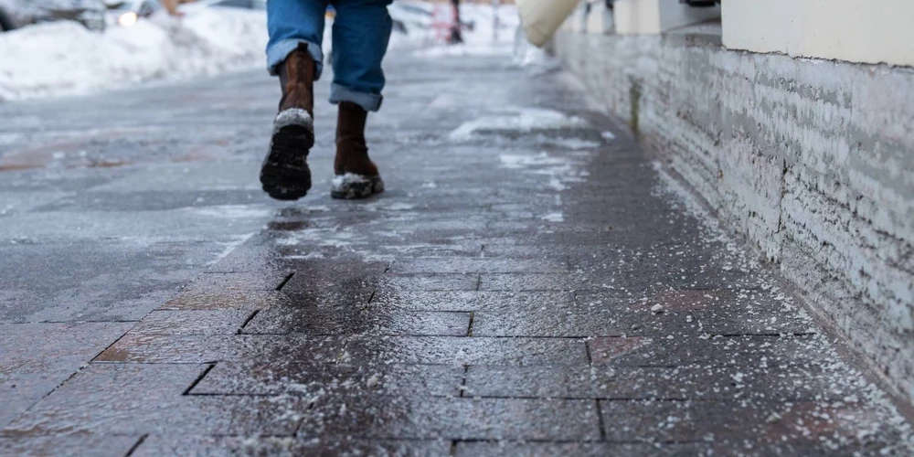 Гололёд в Риге: улицы, тротуары обрабатывают, водителей предупреждают