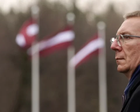 Государственные руководители посетили кладбище в Яундубулты для почтения памяти Роберта Лациса