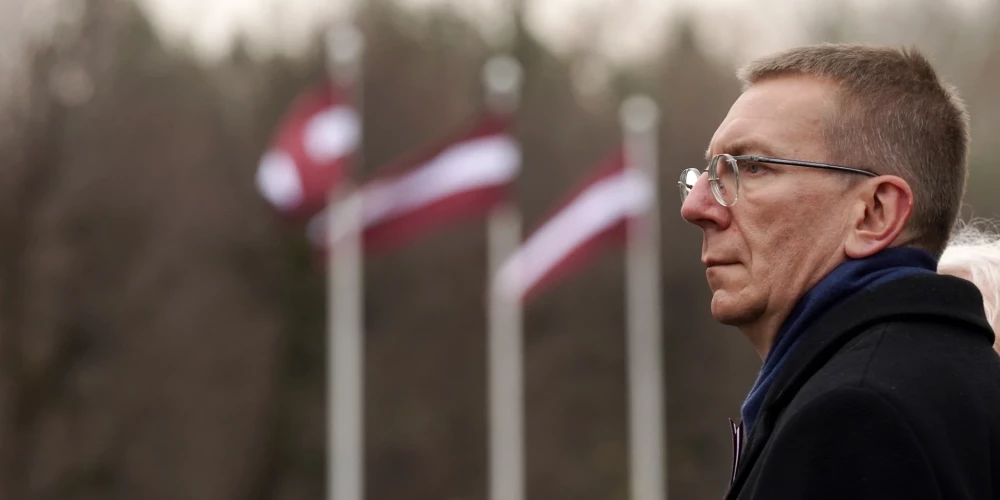 Государственные руководители посетили кладбище в Яундубулты для почтения памяти Роберта Лациса