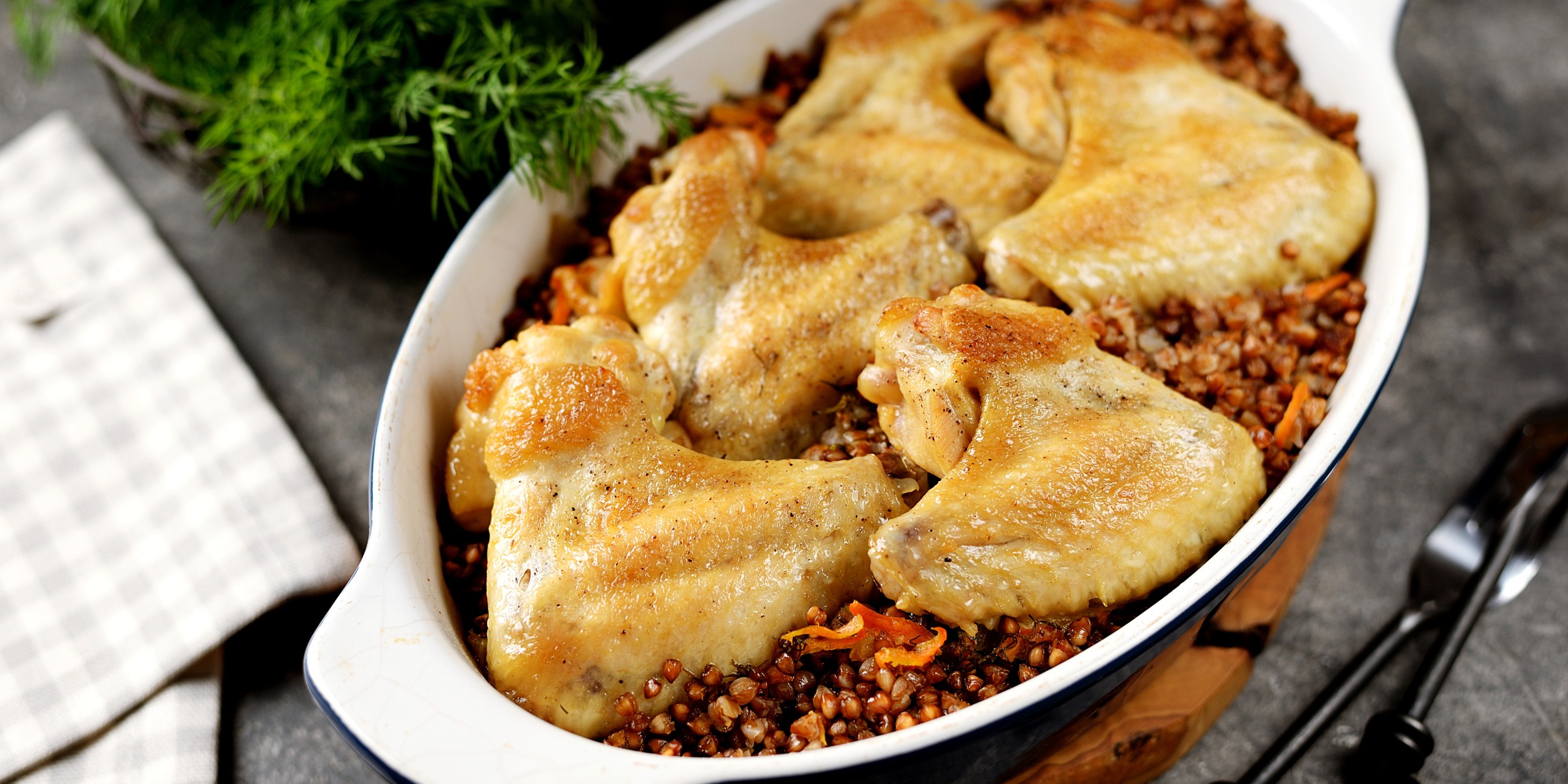 Гречка с куриными крылышками запечена в духовке